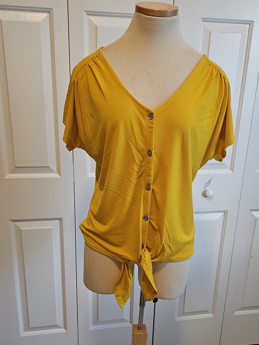 NWT Green Envelope Women’s V-Neck Tie-Front Button Top - Mustard. Sz Meduim NWT